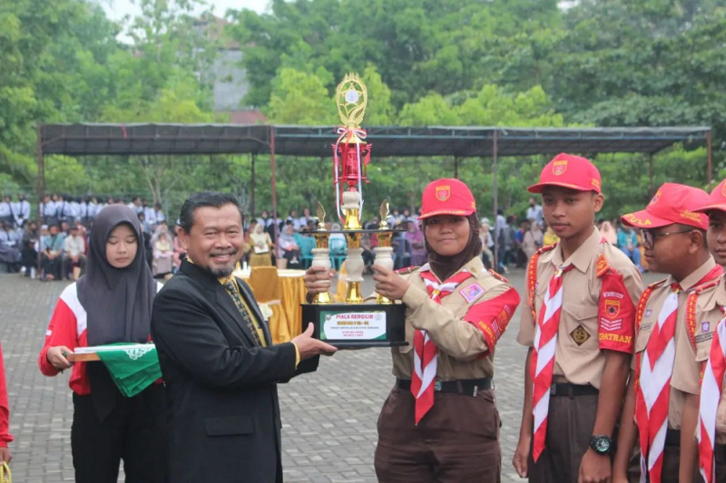 Penyerahan Piala Kejuaraan dan Piagam Penghargaan Lomba Garuda Muda Beraksi II