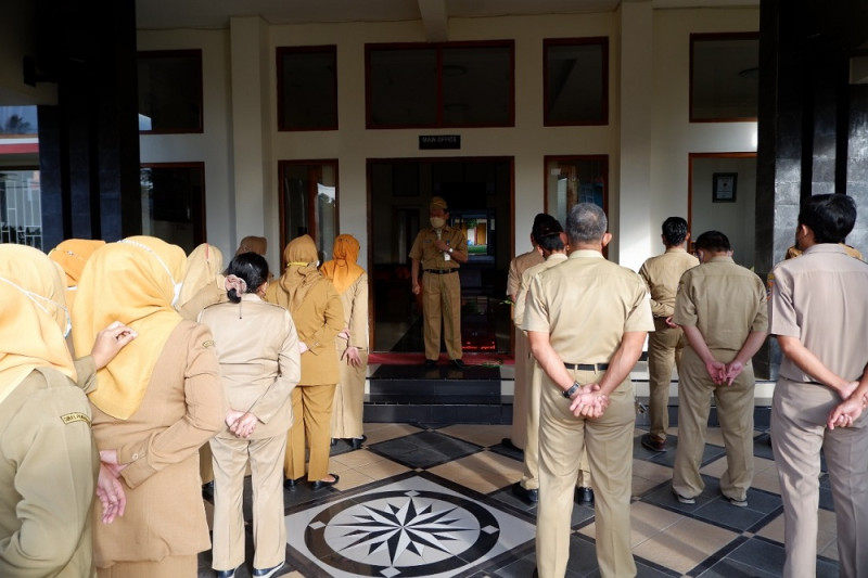 Kegiatan APEL guru dan karyawan SMK Negeri 1 Bawen