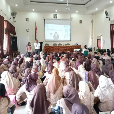 SOSIALISASI DAN PEMBINAAN KARAKTER KEBEKERJAAN SISWA KELAS 12