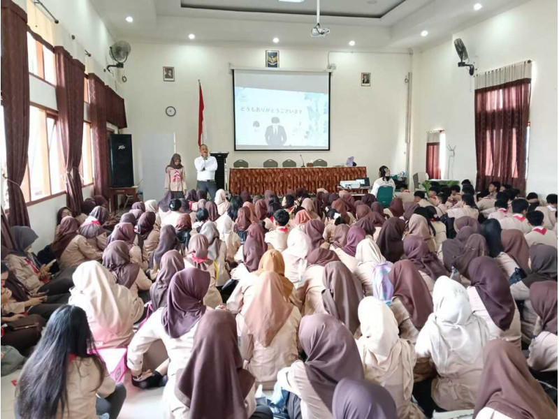 SOSIALISASI DAN PEMBINAAN KARAKTER KEBEKERJAAN SISWA KELAS 12