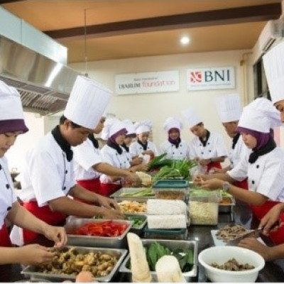 Hubungan Pengetahuan Dan Sikap Kerja Terhadap Tindakan Pencegahan Kecelakaan Kerja Di Dapur oleh Ditta Anggitia, S.Pd.